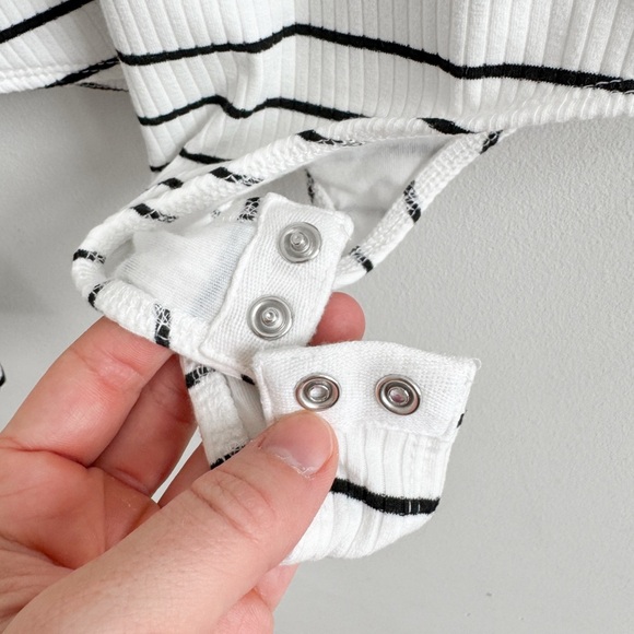 ANTHROPOLOGIE • Pilcro Scoop-V Bodysuit in Ivory/Black - Picture 9 of 15